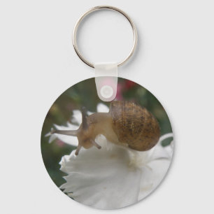 Tuinslak en witte anjer Sleutelhanger