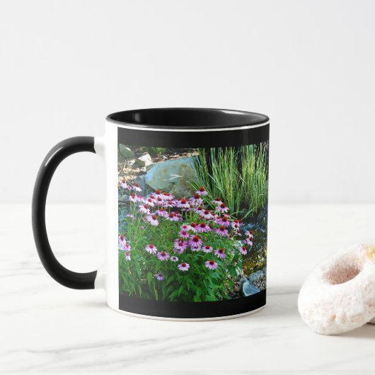 Tuinstroom met Paarse Coneflowers Mok (Met donut)