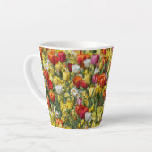 Tulipes colorées et jonquilles Fleurs Latte Mug (Angle gauche)