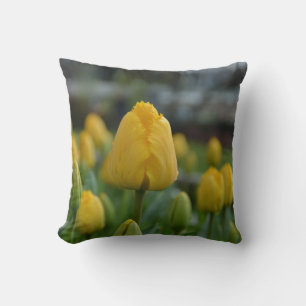 Tulipes jaunes dans le champ Jeter Oreiller
