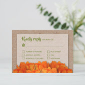 Tulipes orange sur cartes RSVP de mariage Kraft (Debout devant)