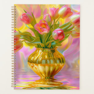 Tulipes roses vibrantes dans un vase doré