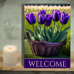 Tulipes violettes dans le panier d'osier Bienvenue<br><div class="desc">Ce panneau de boîte en bois avec tulipes violettes foncées élégantes dans un panier en osier peut être personnalisé avec votre phrase ou nom désiré. Parfait pour un mariage,  un anniversaire ou un cadeau de ménage.</div>