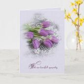 Tulipes violettes sur la carte de dentelle (Fleur jaune)
