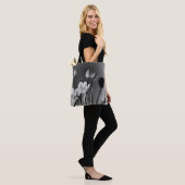 Tulips Black and White Tote Bag (Sur le modèle)