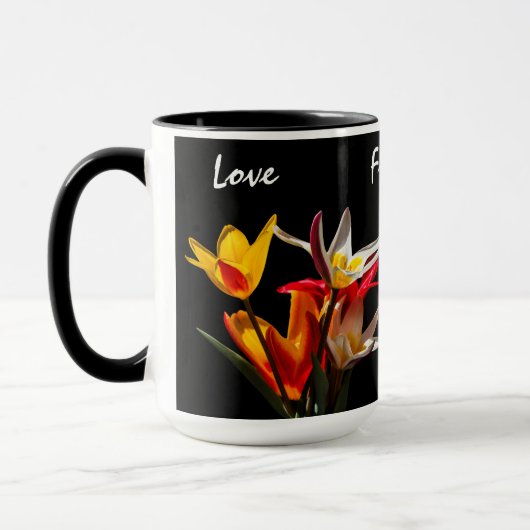 Tulpbloemen tegen zwarte achtergrond mok (Links)