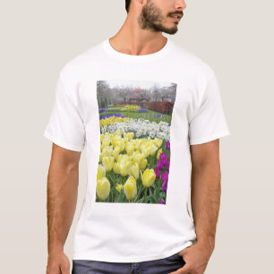 Tulpen, daffodils en bloemen van druiven voor de h t-shirt