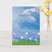 Tulpen en madeliefjes in gras verjaardag kaart (Gele Bloem)