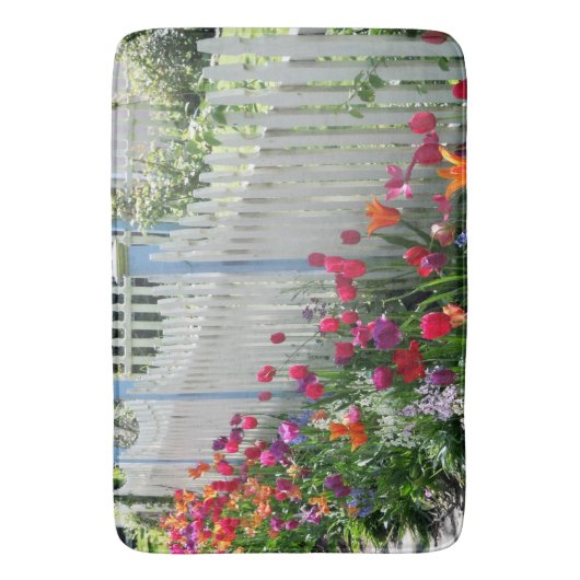 Tulpen langs witte piket hek badmat (Voorkant Verticaal)