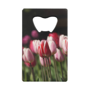 Tulpen voor rood en wit en roze kredietkaart flessenopener