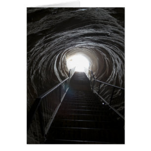 Tunnel de grotte sombre