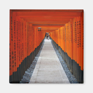Tunnel van rode heiligdommen bij Fushimi Inari, Ky Magneet
