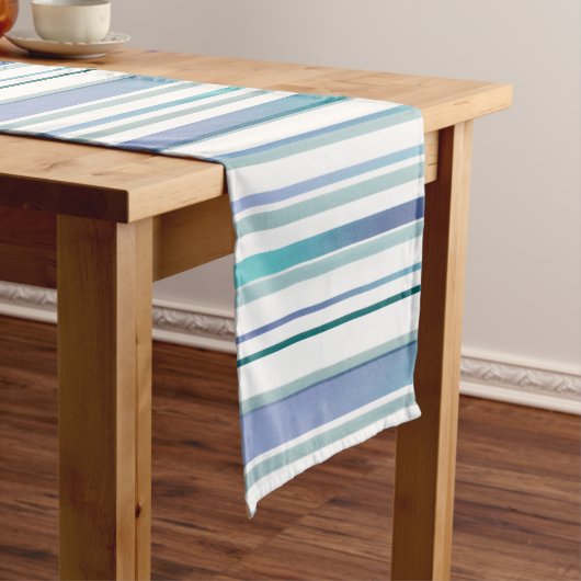 Turquoise Blauw Wit Waterverf Stripes Medium Tafelloper (Voorbeeld)