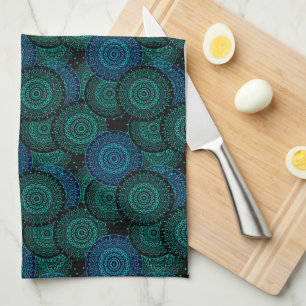 Turquoise blauwe ronde mandala op zwarte achtergro theedoek