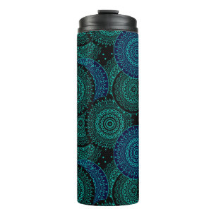 Turquoise blauwe ronde mandala op zwarte achtergro thermosbeker