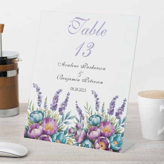 Turquoise Paarse Wildflowers Trouwtafel Nummers Reclamebord Met Voetstuk (Insitu)