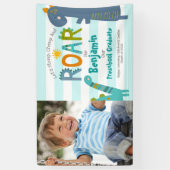 Turquoise Preschool Afstuderen Foto Dinosaurus Boy Spandoek (Verticaal)