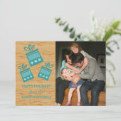 Turquoise Rustic présente une carte de vacances (Debout devant)