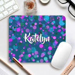 Turquoise turquoise pourpre confetti points nom pe<br><div class="desc">Des points de confettis bleus, violets, roses et verts légèrement turquoise sur un arrière - plan turquoise foncé ornent cette mousepad chic et moderne. Fait une déclaration amusante et élégante chaque fois que vous l'utilisez. Un grand cadeau pour un ami, ainsi que vous-même! Entrez simplement le nom de votre choix...</div>