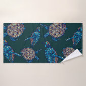 Turtle seamless pattern on dark background. illust (Serviette de bain)
