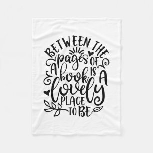 Tussen de pagina's van een boek voor het lezen van fleece deken