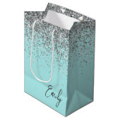 Tuttige Aqua Blauwe Zilveren Glitter Monogram Medium Cadeauzakje (Voorkant Gekanteld)