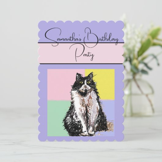 Tuxedo Cat Katten Paarse Verjaardagsfeest Uitnodig Kaart (Staand voorkant)