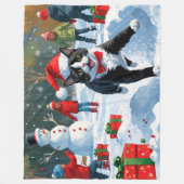 Tuxedo Cat Running in Snow met kerst Pet Fleece Deken (Voorkant)
