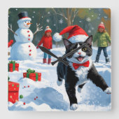 Tuxedo Cat Running in Snow met kerst Pet Vierkante Klok (Voorkant)