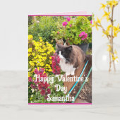 Tuxedo Cat Sniffing Flowers Funny Valentines Day Kaart (Gele Bloem)