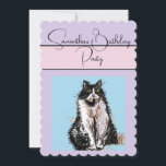 Tuxedo Chat Chats Violet Anniversaire Invitation<br><div class="desc">Cat Conception de nom personnalisable,  avec un nom entièrement personnalisable. Conçu à partir de ma photo et de mon écriture de jardin d'origine.</div>
