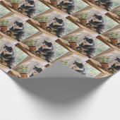 Tuxedo Kat die een Potted House Plant omver werpt Cadeaupapier (Hoek)