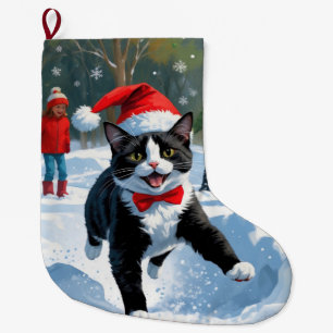 Tuxedo-kat die rent in de sneeuw met kerstmuts grote kerstsok