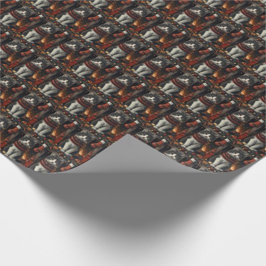 Tuxedo kat met kerstcadeaus open haard cadeaupapier (Hoek)