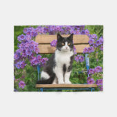 Tuxedo-kat op een tuinstoel met bloemen fleece deken (Voorkant (Horizontaal))