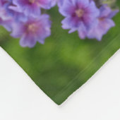 Tuxedo-kat op een tuinstoel met bloemen fleece deken (Hoek)