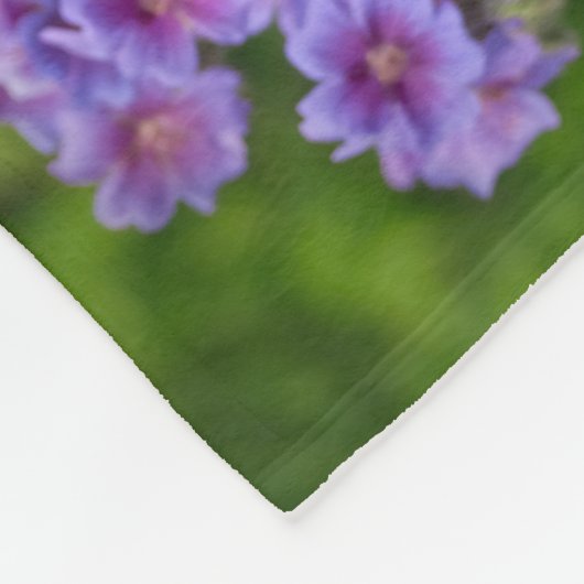 Tuxedo-kat op een tuinstoel met bloemen fleece deken (Hoek)