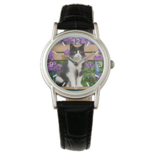 Tuxedo-kat op een tuinstoel met bloemen horloge