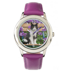 Tuxedo-kat op een tuinstoel met bloemen horloge