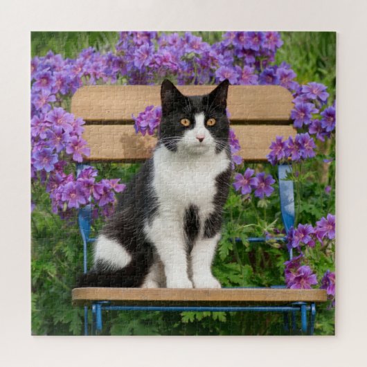 Tuxedo-kat op een tuinstoel met bloemen legpuzzel (Horizontaal)