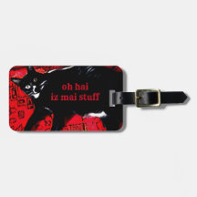 Tuxedo-Kat op Red Rug