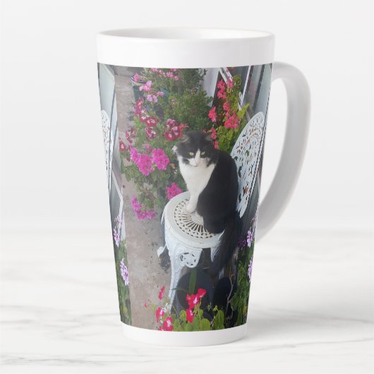 Tuxedo Kat Schattige  Bloemen Katten Verjaardag Latte Mok (Rechterhoek)