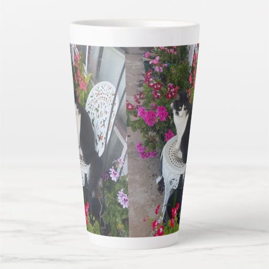 Tuxedo Kat Schattige  Bloemen Katten Verjaardag Latte Mok (Voorkant)