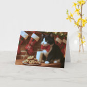 Tuxedo Kat Wachtend op Kerstman Kaart (Gele Bloem)