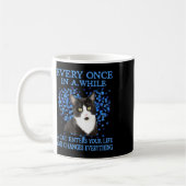 Tuxedo kat zo nu en dan komt een kat je huis binne koffiemok (Links)