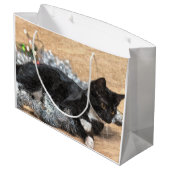 Tuxedo Kitten Tinsel en Lichten Painterly Groot Cadeauzakje (Achterkant Gekanteld)