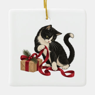 Tuxedokat met rode cadeauribbon keramisch ornament