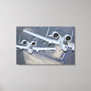 Twee A-10C Thunderbolt II-vliegtuig vliegen in for Canvas Afdruk