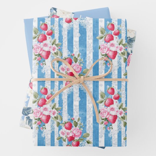 Twee aardbei en een effen kleur inpakpapier vel (In situ)