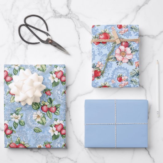 Twee aardbei en een effen kleur inpakpapier vel (Voorkant)